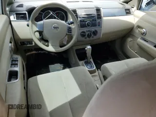 2011 Nissan Versa S z VIN 3N1BC1CP9BL441293, wystawiony jako Copart lot #54077165 z przebiegiem 119 138 mil mil oraz Czysty tytuł • Clean title. Historia ofert i sprzedaży dostępna na DreamBid. Obrazek 8.