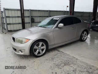2012 BMW 1 Series 128i z VIN WBAUP7C57CVP23331, wystawiony jako Copart lot #59435865 z przebiegiem Nie podano mil oraz Czysty tytuł • Clean title. Historia ofert i sprzedaży dostępna na DreamBid. Obrazek 1.