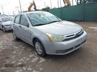 2008 Ford Focus SE z VIN 1FAHP35N78W217743, wystawiony jako IAAI lot #42318687 z przebiegiem 154 882 mil mil oraz . Historia ofert i sprzedaży dostępna na DreamBid. Obrazek 1.