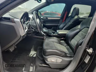 2014 Porsche Cayenne GTS z VIN WP1AD2A28ELA74131, wystawiony jako Copart lot #60239115 z przebiegiem Nie podano mil oraz Czysty tytuł • Clean title. Historia ofert i sprzedaży dostępna na DreamBid. Obrazek 7.