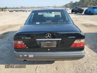 1995 Mercedes-Benz E Class with VIN WDBEB31E0SC232707, listed as a Copart auction lot 44348885 with 310,955 mi miles and Clean Title. Bid and sale history available at carsss.com. Image 6.