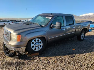 2012 GMC Sierra 3500HD SLT z VIN 1GT423E88CF211377, wystawiony jako Copart lot #50459685 z przebiegiem 185 197 mil mil oraz Szkody całkowita. Historia ofert i sprzedaży dostępna na DreamBid. Obrazek 1.