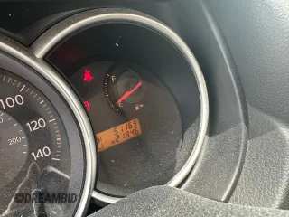 2007 Nissan Versa SL z VIN 3N1BC11E77L421553, wystawiony jako Copart lot #58802035 z przebiegiem 51 169 mil mil oraz Czysty tytuł • Clean title. Historia ofert i sprzedaży dostępna na DreamBid. Obrazek 8.