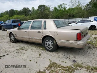 1997 Lincoln Town Car Signature z VIN 1LNLM82W8VY705599, wystawiony jako Copart lot #53096165 z przebiegiem 166 585 mil mil oraz Tytuł czysty. Historia ofert i sprzedaży dostępna na DreamBid. Obrazek 2.