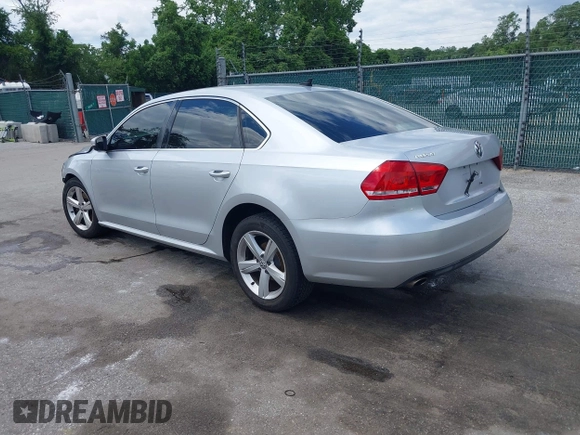 2013 Volkswagen Passat SE z VIN 1VWBP7A38DC123553, wystawiony jako IAAI lot #42341621 z przebiegiem 178 504 mil mil oraz . Historia ofert i sprzedaży dostępna na DreamBid. Obrazek 3.