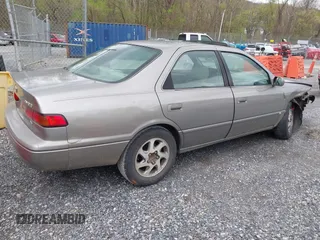 1998 Toyota Camry LE z VIN 4T1BF28K0WU066098, wystawiony jako IAAI lot #41971003 z przebiegiem 324 180 mil mil oraz . Historia ofert i sprzedaży dostępna na DreamBid. Obrazek 4.