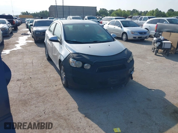 2016 Chevrolet Sonic LT z VIN 1G1JC5SH9G4104400, wystawiony jako IAAI lot #42328745 z przebiegiem 153 643 mil mil oraz . Historia ofert i sprzedaży dostępna na DreamBid. Obrazek 1.