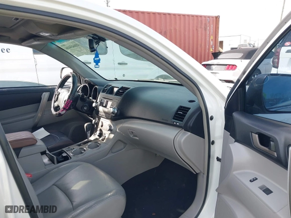 2011 Toyota Highlander with VIN 5TDBK3EH5BS064196, listed as a IAAI auction lot 41643416 with 157,112 mi miles. Bid and sale history available at carsss.com. Image 5.
