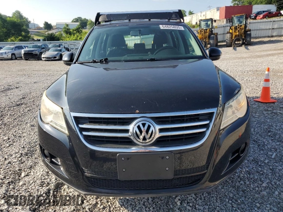 2010 Volkswagen Tiguan S z VIN WVGBV7AX3AW516605, wystawiony jako Copart lot #64825855 z przebiegiem 116 833 mil mil oraz Czysty tytuł • Clean title. Historia ofert i sprzedaży dostępna na DreamBid. Obrazek 5.