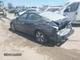 2019 Nissan Altima 2.5 SV with VIN 1N4BL4DVXKC192757, listed as a IAAI auction lot 41967586 with 31,066 mi miles. Bid and sale history available at carsss.com. Image 3.