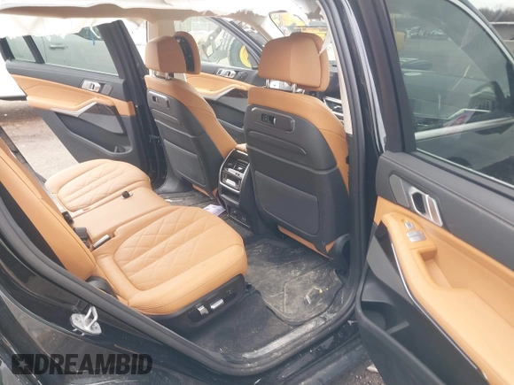 2025 BMW X7 xDrive40i z VIN 5UX23EM01S9Y67220, wystawiony jako IAAI lot #41722504 z przebiegiem 7 522 mil mil oraz . Historia ofert i sprzedaży dostępna na DreamBid. Obrazek 8.