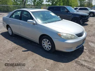 2006 Toyota Camry STD z VIN 4T1BE32K46U725379, wystawiony jako IAAI lot #42247594 z przebiegiem 83 586 mil mil oraz . Historia ofert i sprzedaży dostępna na DreamBid. Obrazek 1.