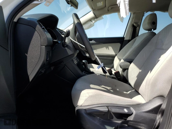 2019 Volkswagen Tiguan S z VIN 3VV0B7AX0KM200859, wystawiony jako Copart lot #53995675 z przebiegiem 71 737 mil mil oraz Szkoda całkowita • Salvage title. Historia ofert i sprzedaży dostępna na DreamBid. Obrazek 7.