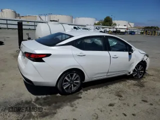 2025 Nissan Versa SV z VIN 3N1CN8EV1SL817021, wystawiony jako Copart lot #58667985 z przebiegiem 14 085 mil mil oraz Szkoda całkowita • Salvage title. Historia ofert i sprzedaży dostępna na DreamBid. Obrazek 3.