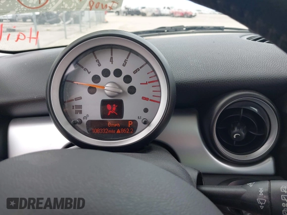 2009 MINI Hardtop z VIN WMWMF33579TW73000, wystawiony jako IAAI lot #42244237 z przebiegiem 108 332 mil mil oraz . Historia ofert i sprzedaży dostępna na DreamBid. Obrazek 7.