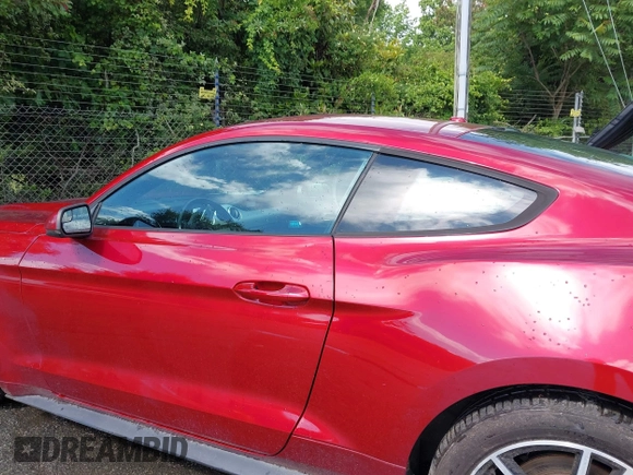 2017 Ford Mustang EcoBoost z VIN 1FA6P8TH7H5295141, wystawiony jako IAAI lot #42257611 z przebiegiem 66 490 mil mil oraz . Historia ofert i sprzedaży dostępna na DreamBid. Obrazek 14.
