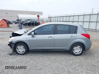 2011 Nissan Versa S z VIN 3N1BC1CP3BL360225, wystawiony jako IAAI lot #42213373 z przebiegiem 250 766 mil mil oraz . Historia ofert i sprzedaży dostępna na DreamBid. Obrazek 15.