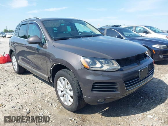 2012 Volkswagen Touareg Sport z VIN WVGEF9BPXCD011020, wystawiony jako IAAI lot #42000763 z przebiegiem 143 470 mil mil oraz . Historia ofert i sprzedaży dostępna na DreamBid. Obrazek 1.