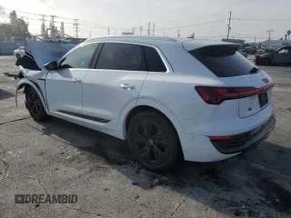 2024 Audi Q8 e-tron Premium Plus z VIN WA15AAGE5RB007032, wystawiony jako Copart lot #86919704 z przebiegiem Nie podano mil oraz Szkoda całkowita • Salvage title. Historia ofert i sprzedaży dostępna na DreamBid. Obrazek 2.