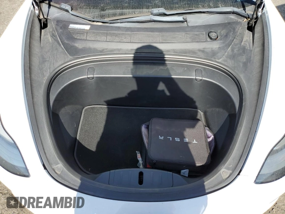 2018 Tesla Model 3 Long Range Battery z VIN 5YJ3E1EB7JF096808, wystawiony jako Copart lot #56592705 z przebiegiem 30 883 mil mil oraz Szkody całkowita. Historia ofert i sprzedaży dostępna na DreamBid. Obrazek 11.
