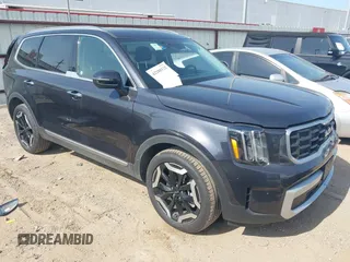 2025 Kia Telluride S z VIN 5XYP6DGC4SG604345, wystawiony jako IAAI lot #42288122 z przebiegiem 7899 mil mil oraz . Historia ofert i sprzedaży dostępna na DreamBid. Obrazek 1.
