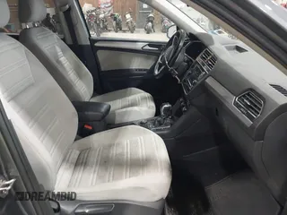 2022 Volkswagen Tiguan S z VIN 3VV0B7AX2NM042934, wystawiony jako IAAI lot #42172199 z przebiegiem 71 367 mil mil oraz . Historia ofert i sprzedaży dostępna na DreamBid. Obrazek 5.