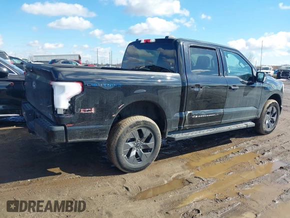 2024 Ford F-150 Lightning XLT z VIN 1FTVW3LK3RWG06339, wystawiony jako IAAI lot #41664763 z przebiegiem 9 891 mil mil oraz . Historia ofert i sprzedaży dostępna na DreamBid. Obrazek 4.