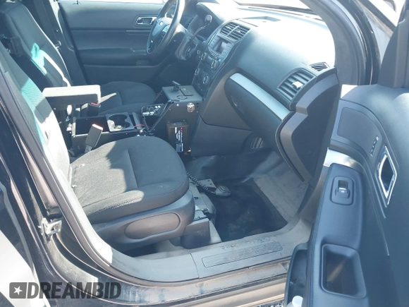 2016 Ford Police Interceptor Utility z VIN 1FM5K8AR9GGC27888, wystawiony jako IAAI lot #42037310 z przebiegiem 72 466 mil mil oraz . Historia ofert i sprzedaży dostępna na DreamBid. Obrazek 5.