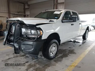 2023 Ram 2500 Tradesman z VIN 3C6UR5HJ0PG610057, wystawiony jako IAAI lot #42385008 z przebiegiem 21 105 mil mil oraz . Historia ofert i sprzedaży dostępna na DreamBid. Obrazek 17.