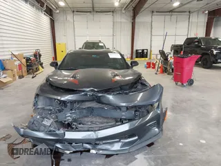 2017 Chevrolet Camaro 2SS z VIN 1G1FH1R78H0101803, wystawiony jako IAAI lot #42331031 z przebiegiem 83 150 mil mil oraz . Historia ofert i sprzedaży dostępna na DreamBid. Obrazek 12.