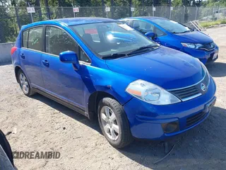 2009 Nissan Versa SL z VIN 3N1BC13E09L491606, wystawiony jako IAAI lot #42444373 z przebiegiem 119 509 mil mil oraz . Historia ofert i sprzedaży dostępna na DreamBid. Obrazek 1.