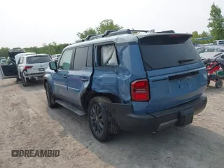 2024 Toyota Land Cruiser z VIN JTEABFAJ3RK018014, wystawiony jako IAAI lot #42404632 z przebiegiem 2 983 mil mil oraz . Historia ofert i sprzedaży dostępna na DreamBid. Obrazek 3.