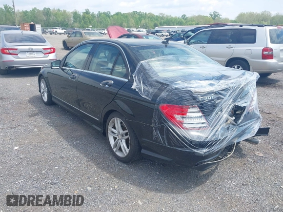 2013 Mercedes-Benz C 300 Sport z VIN WDDGF8ABXDR289715, wystawiony jako IAAI lot #42178866 z przebiegiem 67 658 mil mil oraz . Historia ofert i sprzedaży dostępna na DreamBid. Obrazek 3.
