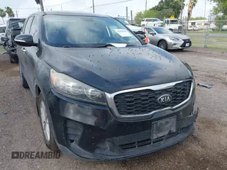 2019 Kia Sorento LX z VIN 5XYPG4A30KG560480, wystawiony jako IAAI lot #42156798 z przebiegiem 191 949 mil mil oraz . Historia ofert i sprzedaży dostępna na DreamBid. Obrazek 1.