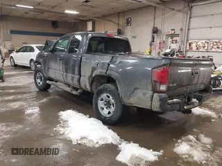 2022 Toyota Tacoma SR z VIN 3TYSX5EN1NT014066, wystawiony jako IAAI lot #41509622 z przebiegiem 32 638 mil mil oraz . Historia ofert i sprzedaży dostępna na DreamBid. Obrazek 3.