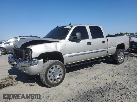 2005 GMC Sierra 2500HD SLE z VIN 1GTHK23205F973907, wystawiony jako Copart lot #57699575 z przebiegiem 229 412 mil mil oraz Szkoda całkowita • Salvage title. Historia ofert i sprzedaży dostępna na DreamBid. Obrazek 1.