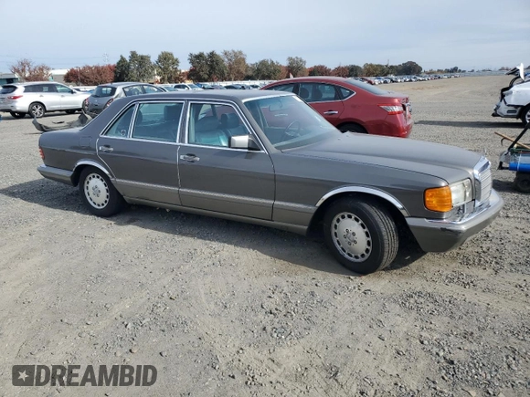 1990 Mercedes-Benz 560 with VIN WDBCA39E3LA553622, listed as a Copart auction lot 81530904 with 142,614 mi miles and Clean Title. Bid and sale history available at DreamBid. Image 4.