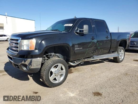 2013 GMC Sierra 2500HD SLT z VIN 1GT121C89DF194827, wystawiony jako Copart lot #57118415 z przebiegiem 104 669 mil mil oraz Szkoda całkowita • Salvage title. Historia ofert i sprzedaży dostępna na DreamBid. Obrazek 1.