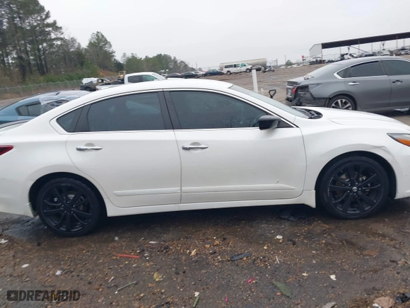 2018 Nissan Altima 2.5 SL with VIN 1N4AL3AP3JC163577, listed as a IAAI auction lot 41406241 with 138,214 mi miles. Bid and sale history available at carsss.com. Image 13.