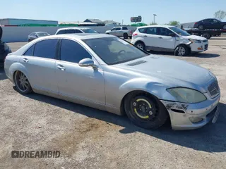 2007 Mercedes-Benz S 5.5L V8 with VIN WDDNG71XX7A110943, listed as a IAAI auction lot 42006267 with 174,859 mi miles. Bid and sale history available at carsss.com. Image 1.