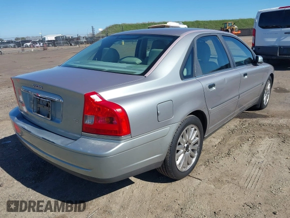 2004 Volvo S80 with VIN YV1TS91Z041376376, listed as a IAAI auction lot 41658074 with 152,894 mi miles. Bid and sale history available at carsss.com. Image 4.
