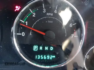 2017 Jeep Wrangler Unlimited Sahara z VIN 1C4BJWEG4HL692465, wystawiony jako IAAI lot #42097994 z przebiegiem 135 692 mil mil oraz . Historia ofert i sprzedaży dostępna na DreamBid. Obrazek 15.