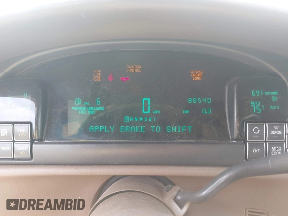 1998 Cadillac DeVille z VIN 1G6KD54Y3WU730001, wystawiony jako IAAI lot #42369702 z przebiegiem 88 540 mil mil oraz . Historia ofert i sprzedaży dostępna na DreamBid. Obrazek 7.
