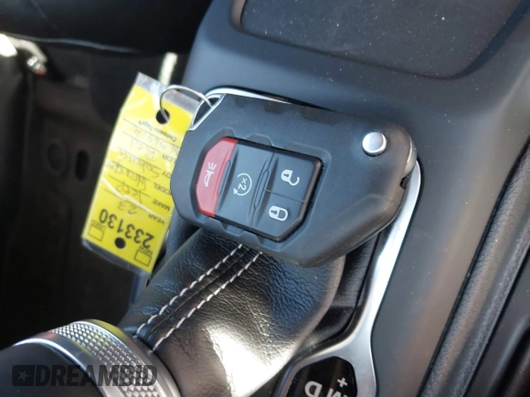 2023 Jeep Wrangler Sahara z VIN 1C4JJXP63PW568190, wystawiony jako IAAI lot #42133650 z przebiegiem 32 347 mil mil oraz . Historia ofert i sprzedaży dostępna na DreamBid. Obrazek 11.