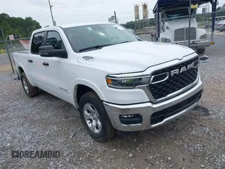 2025 Ram 1500 Big Horn z VIN 1C6SRFFP0SN562192, wystawiony jako IAAI lot #42292711 z przebiegiem 25 511 mil mil oraz . Historia ofert i sprzedaży dostępna na DreamBid. Obrazek 1.