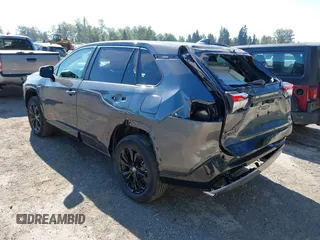 2022 Toyota RAV4 Hybrid SE z VIN 4T3T6RFV5NU101105, wystawiony jako IAAI lot #42666372 z przebiegiem 7 644 mil mil oraz . Historia ofert i sprzedaży dostępna na DreamBid. Obrazek 3.