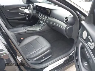 2022 Mercedes-Benz E 450 z VIN W1KZF5KB8NB092932, wystawiony jako IAAI lot #42052966 z przebiegiem 57 176 mil mil oraz . Historia ofert i sprzedaży dostępna na DreamBid. Obrazek 5.