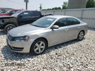 2013 Volkswagen Passat SE z VIN 1VWBP7A33DC050334, wystawiony jako Copart lot #59922115 z przebiegiem 178 458 mil mil oraz Czysty tytuł • Clean title. Historia ofert i sprzedaży dostępna na DreamBid. Obrazek 1.