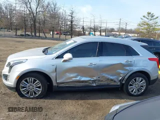 2019 Cadillac XT5 Premium Luxury AWD z VIN 1GYKNFRS2KZ227166, wystawiony jako IAAI lot #41786410 z przebiegiem 99 576 mil mil oraz . Historia ofert i sprzedaży dostępna na DreamBid. Obrazek 14.