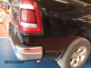 2022 Ram 1500 Big Horn z VIN 1C6RRFFG2NN179020, wystawiony jako IAAI lot #42573638 z przebiegiem 61 517 mil mil oraz . Historia ofert i sprzedaży dostępna na DreamBid. Obrazek 1.